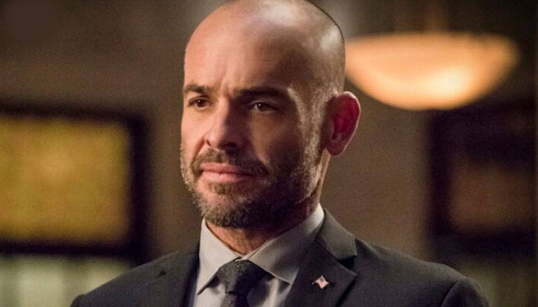 Paul Blackthorne em cena de Arrow