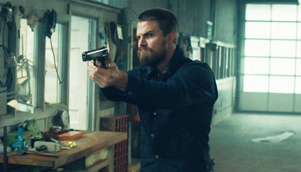 Stephel Amell em cena de Code 8. Filme vai virar série de TV