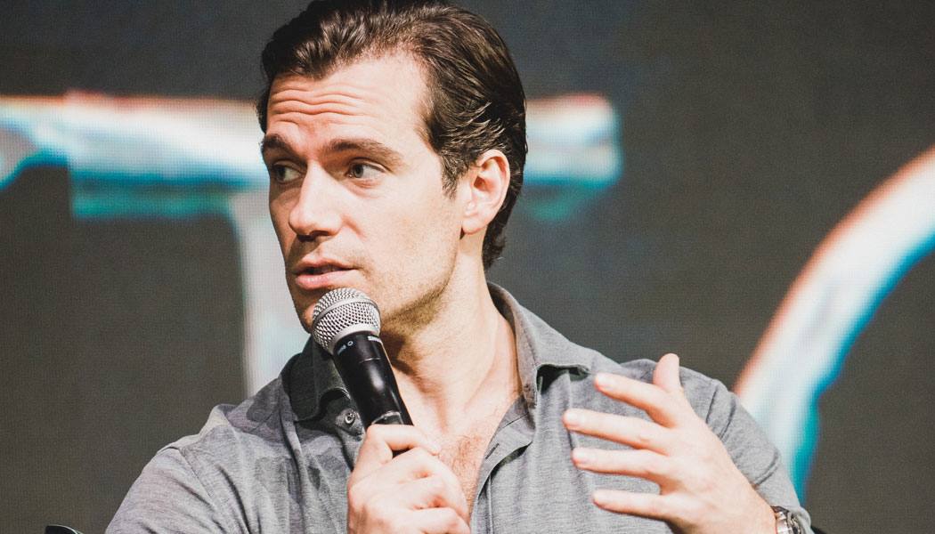 Imagem de Henry Cavill no painel da CCXP no Brasil